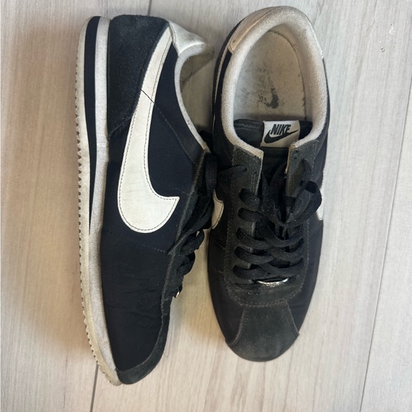 Nike Men's Black and White Sneakers - Picture 1 of 6